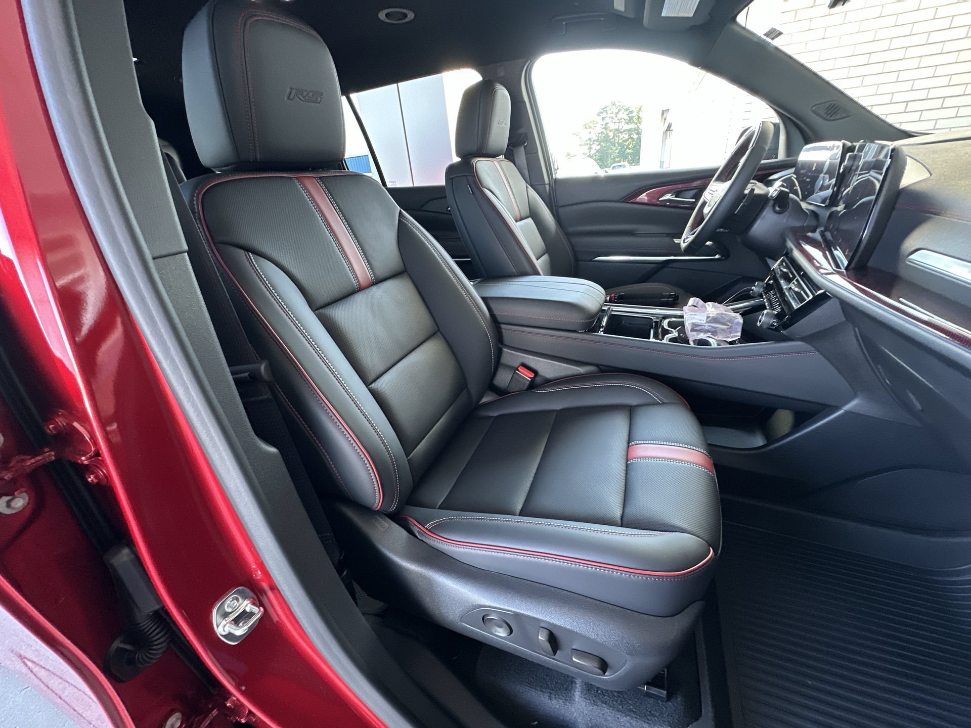 New 2027 Chevrolet Traverse RS w/ LPO, Floor Liner Package FWD image 28