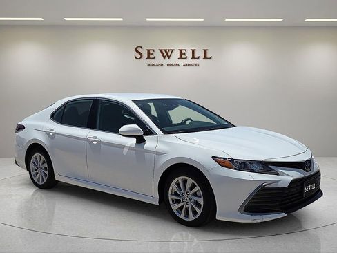 Used 2022 Toyota Camry LE FWD image 6