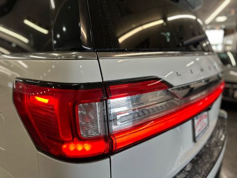 Used 2021 Lincoln Navigator L Reserve w/ Luxury Package image 18