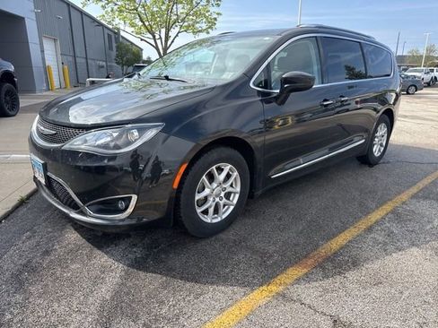 Used 2020 Chrysler Pacifica Touring-L image 2