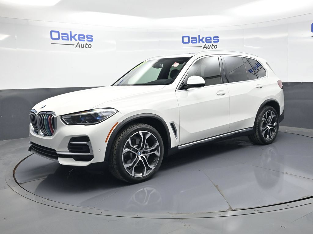 Used 2022 BMW X5 xDrive40i w/ Executive Package AWD/4WD image 3