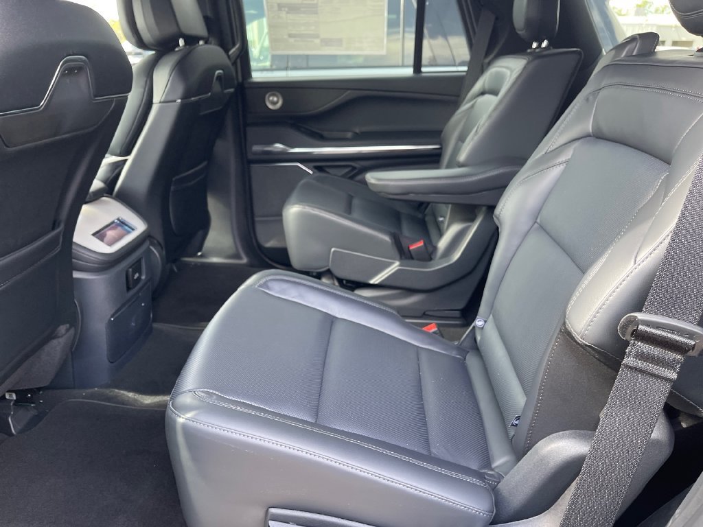 New 2026 Lincoln Navigator Reserve w/ Jet Appearance Package AWD/4WD image 8