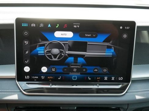 Certified 2025 Volkswagen Tiguan SE AWD/4WD image 30
