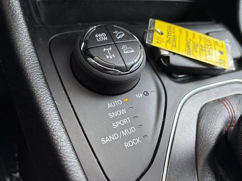 Used 2022 Jeep Cherokee Trailhawk w/ Comfort/Convenience Group image 31