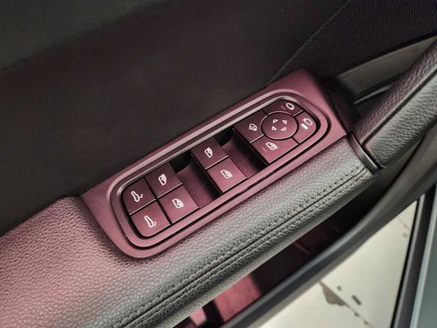 Used 2025 Porsche Cayenne AWD/4WD image 21