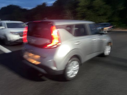 Used 2024 Kia Soul LX FWD image 5