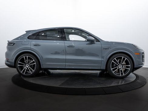 New 2026 Porsche Cayenne Turbo image 8