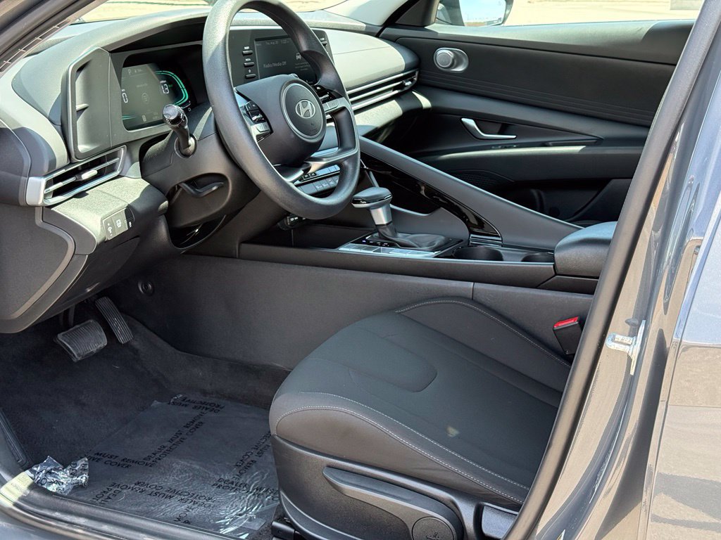Used 2025 Hyundai Elantra Hybrid FWD image 5
