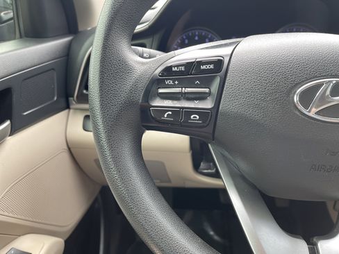 Used 2020 Hyundai Elantra SE FWD image 17