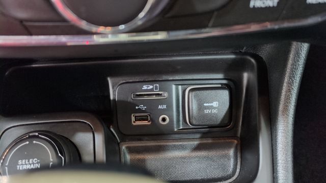 Used 2016 Jeep Cherokee Latitude w/ Cold Weather Group AWD/4WD image 30