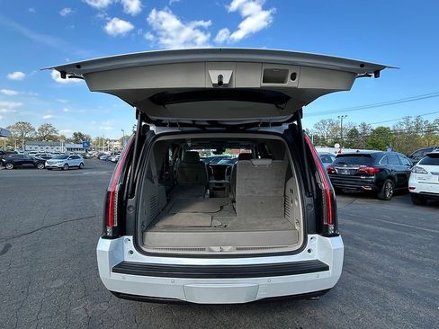Used 2018 Cadillac Escalade Luxury AWD/4WD image 26