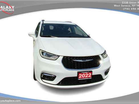 Used 2022 Chrysler Pacifica Touring-L FWD image 3