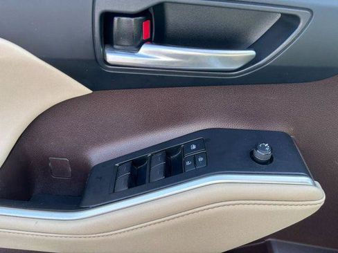 Certified 2021 Toyota Highlander XLE AWD/4WD image 10