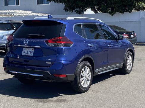 Used 2020 Nissan Rogue SV image 3