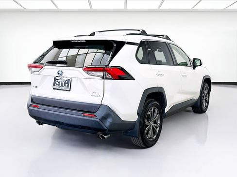 Used 2022 Toyota RAV4 XLE Premium image 4