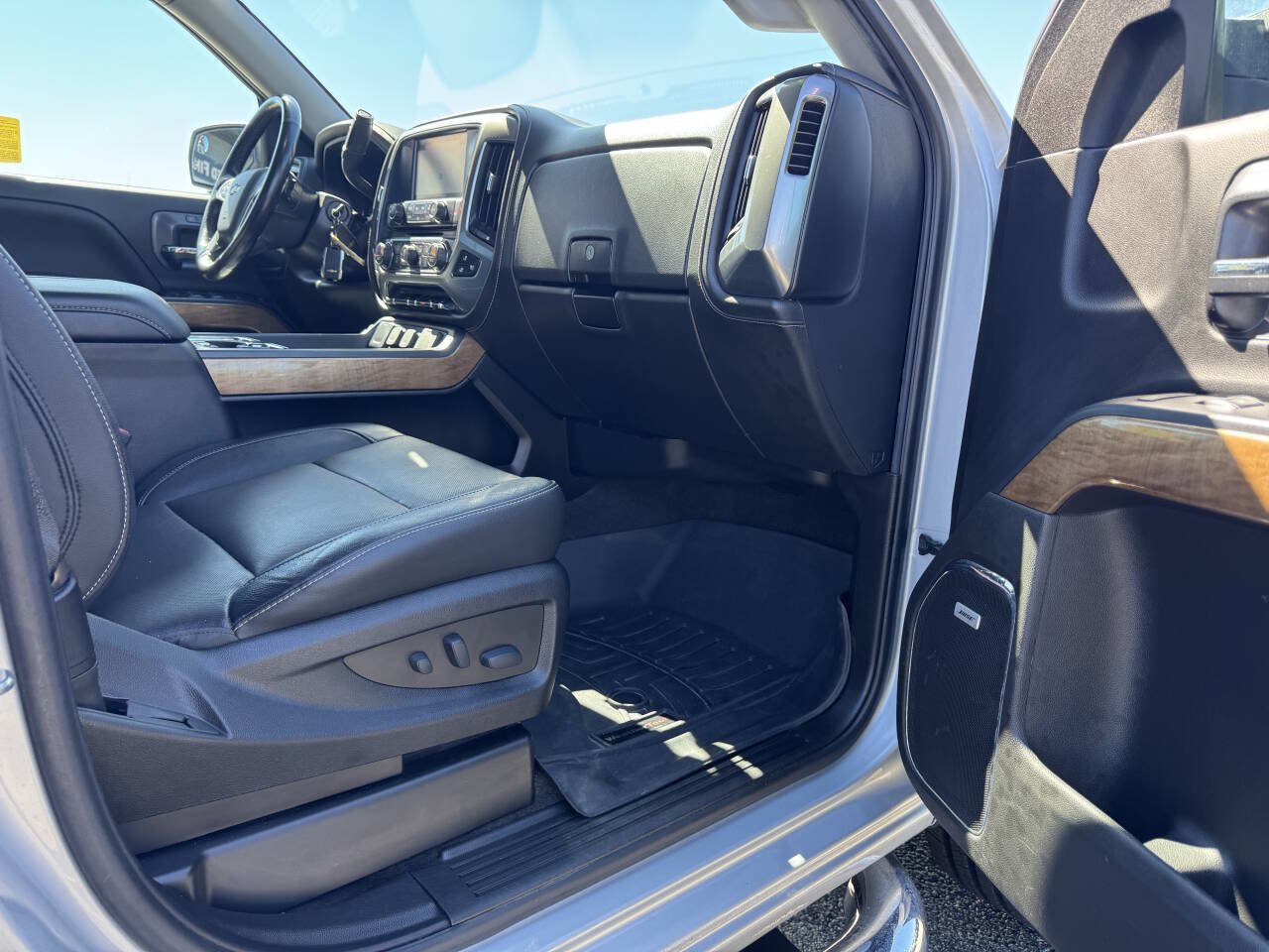 Used 2018 Chevrolet Silverado 1500 LTZ w/ Sport Package AWD/4WD image 38