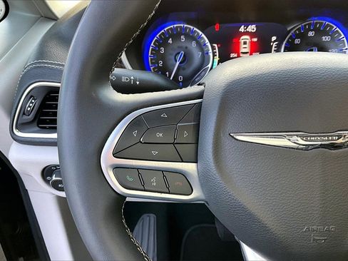 Certified 2023 Chrysler Pacifica Limited image 30