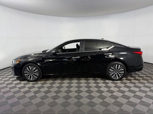 Used 2025 Nissan Altima 2.5 SV FWD image 11