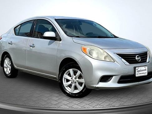 Used 2014 Nissan Versa SV w/ Convenience Package image 3