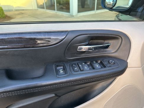 Used 2018 Dodge Grand Caravan SE w/ UConnect Hands-Free Group image 8