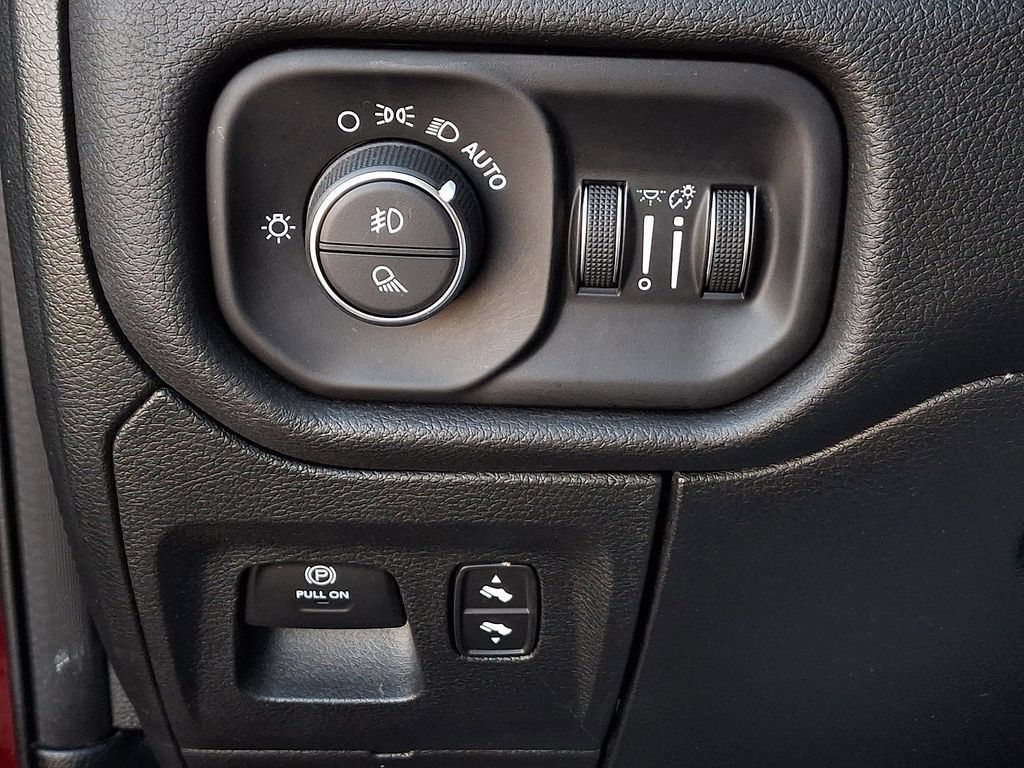 Used 2025 RAM 1500 Laramie AWD/4WD image 10