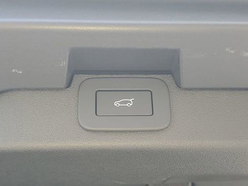 New 2025 Land Rover Discovery S image 12