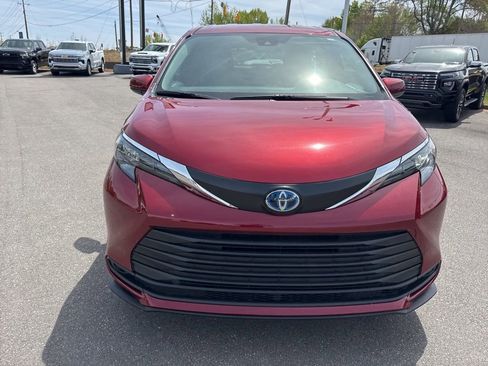 Used 2025 Toyota Sienna LE image 8