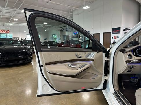 Used 2017 Mercedes-Benz S 550 Sedan image 11