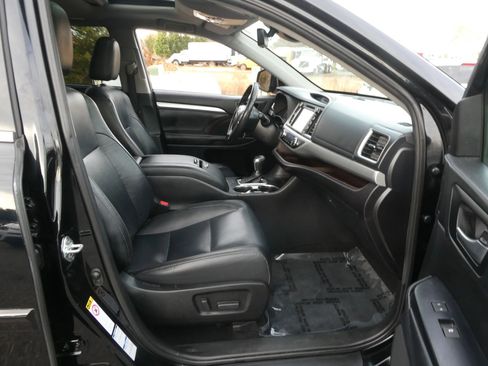 Used 2019 Toyota Highlander XLE image 28
