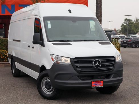 Used 2022 Mercedes-Benz Sprinter 2500 image 2