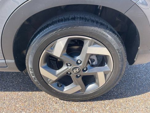 Used 2024 Hyundai Venue Limited FWD image 17