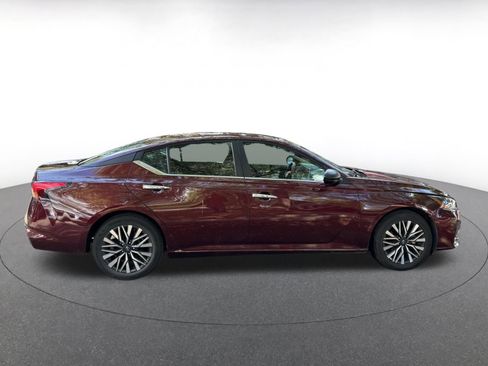 Used 2024 Nissan Altima 2.5 SV FWD image 8