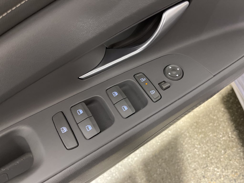 Certified 2025 Hyundai Elantra SEL FWD image 18