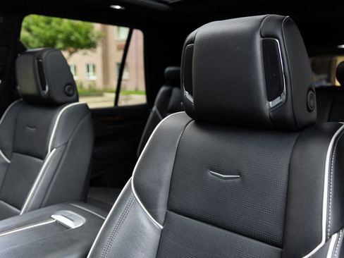 Used 2023 Cadillac Escalade Premium Luxury RWD image 23