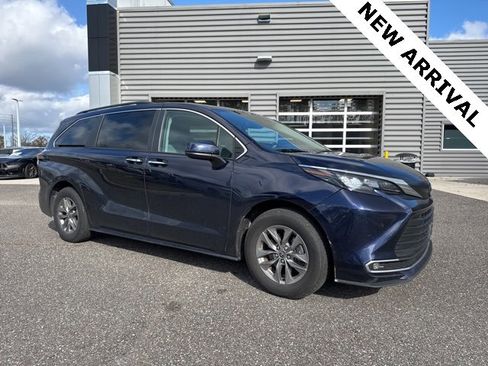 Used 2024 Toyota Sienna XLE image 1
