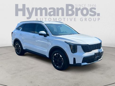 Certified 2025 Kia Sorento S image 1