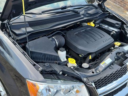 Used 2019 Dodge Grand Caravan SE FWD image 32