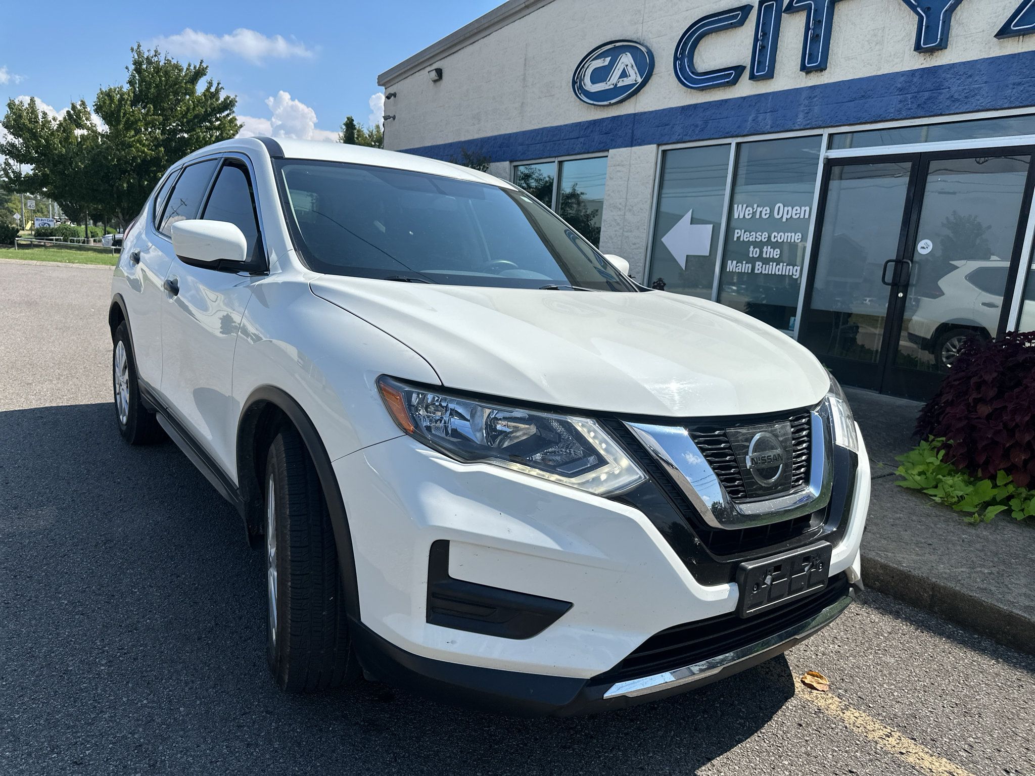 Used 2017 Nissan Rogue S AWD/4WD image 2