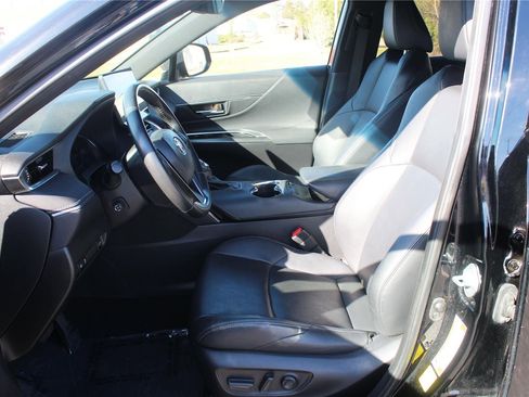 Used 2023 Toyota Venza XLE image 26