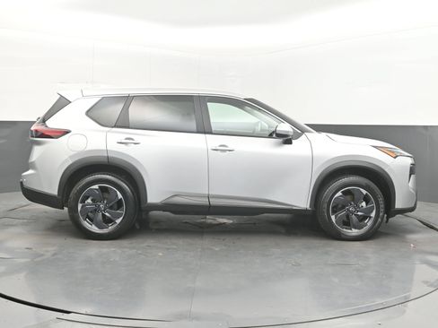 Used 2025 Nissan Rogue SV FWD image 10