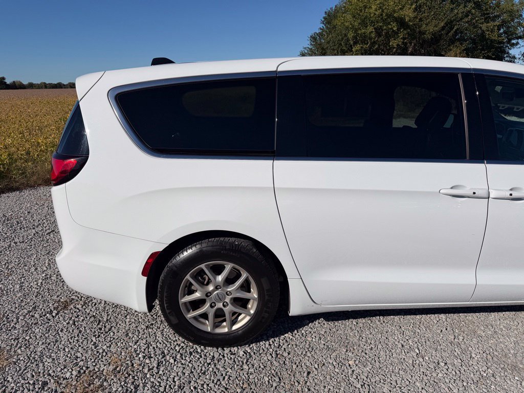 Used 2025 Chrysler Pacifica Select FWD image 23