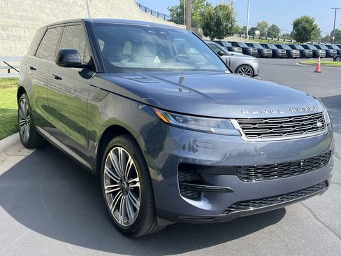 Used 2025 Land Rover Range Rover Sport SE AWD/4WD image 9