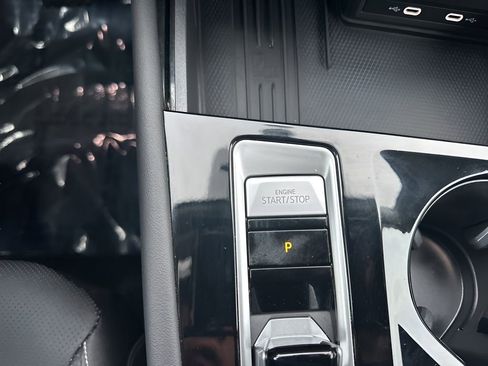 Used 2025 Volkswagen Atlas SE image 23