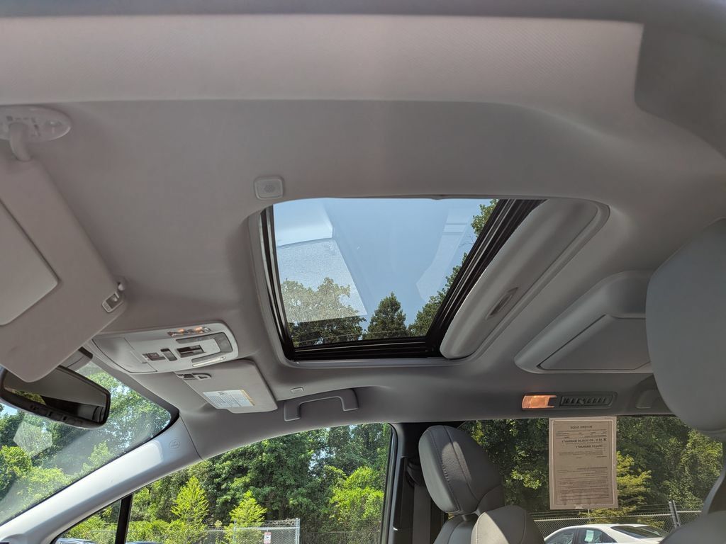 Used 2025 Toyota Sienna XLE w/ XLE Plus Package FWD image 25
