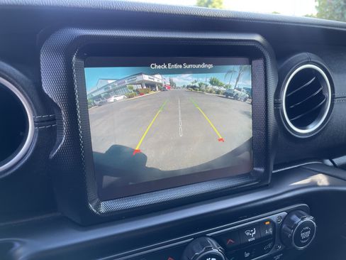 Used 2023 Jeep Wrangler Unlimited Sahara w/ Cold Weather Group AWD/4WD image 30