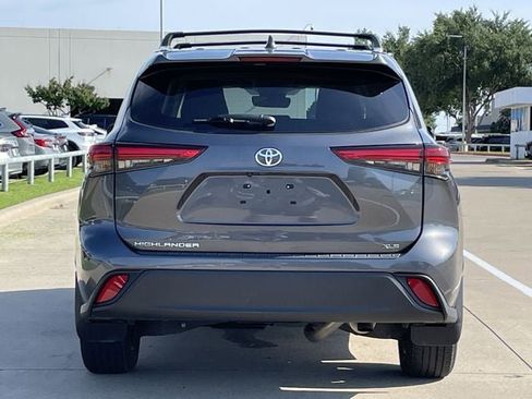 Used 2023 Toyota Highlander XLE FWD image 5
