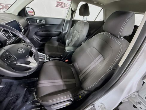 Certified 2024 Hyundai Venue SEL image 25