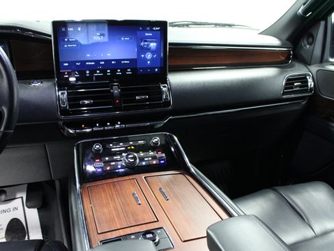 Used 2023 Lincoln Navigator 2WD image 20