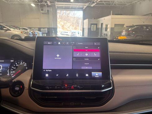 Used 2025 Jeep Compass Limited image 20