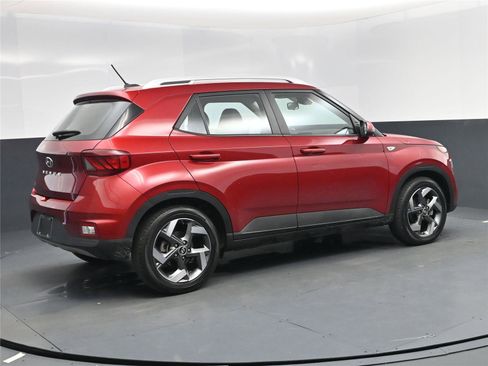 Used 2024 Hyundai Venue Limited image 4